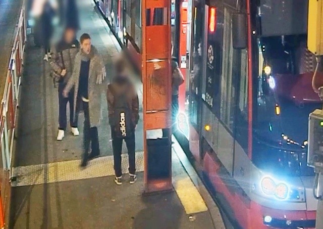 В Праге неизвестный выбил зубы пассажиру, заступившемуся за детей: видео