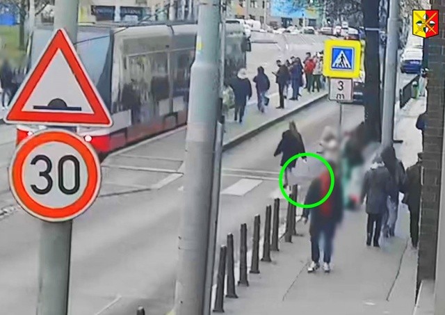 В Праге девушка обронила смартфон на «зебре». Прохожий его присвоил: видео