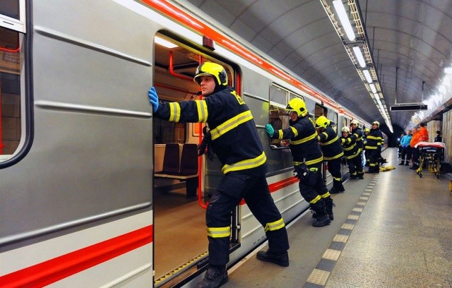 Мужчина бросился под поезд в метро Праги