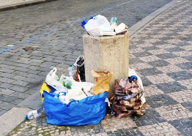 Переполненная урна, разбитый фонарь: как сообщить о коммунальной проблеме в Праге