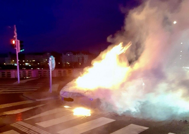 В центре Праги во время движения загорелся автомобиль