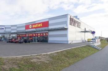 В Праге открылся первый аутлет-магазин Lidl. Покупатели выстроились в огромную очередь