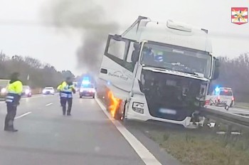 В Чехии полицейские вытащили водителя из загоревшейся фуры: видео