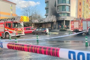 В Чехии люди несут цветы к сгоревшему ресторану. Опознать погибших пока не удалось