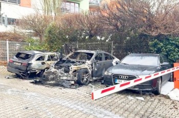 На парковке в Праге сгорели машины украинской организации «Иностранец – не раб»