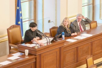 В Чехии депутаты проголосовали за повышение своих зарплат. Сколько они будут получать