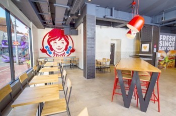 На чешский рынок выйдет сеть Wendy’s с квадратными бургерами