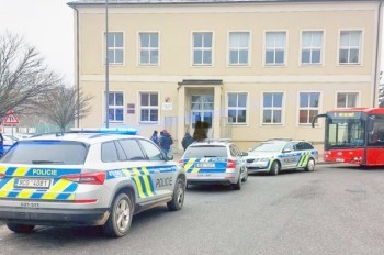 В Чехии школьник угрожал учительнице оружием. Его задержала полиция