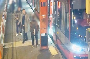 В Праге неизвестный выбил зубы пассажиру, заступившемуся за детей: видео