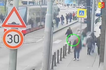 В Праге девушка обронила смартфон на «зебре». Прохожий его присвоил: видео