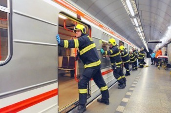 Мужчина бросился под поезд в метро Праги