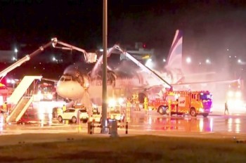 Пассажирский самолет загорелся перед взлетом в Южной Корее: видео