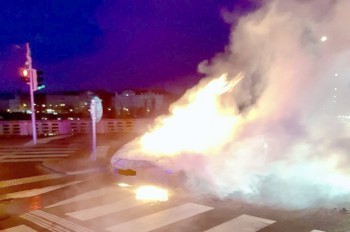 В центре Праги во время движения загорелся автомобиль