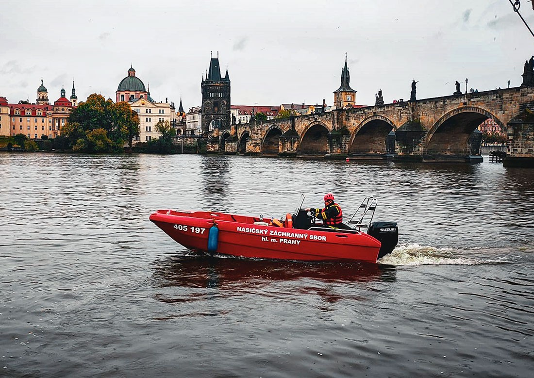 Иностранец спрыгнул с моста в центре Праги