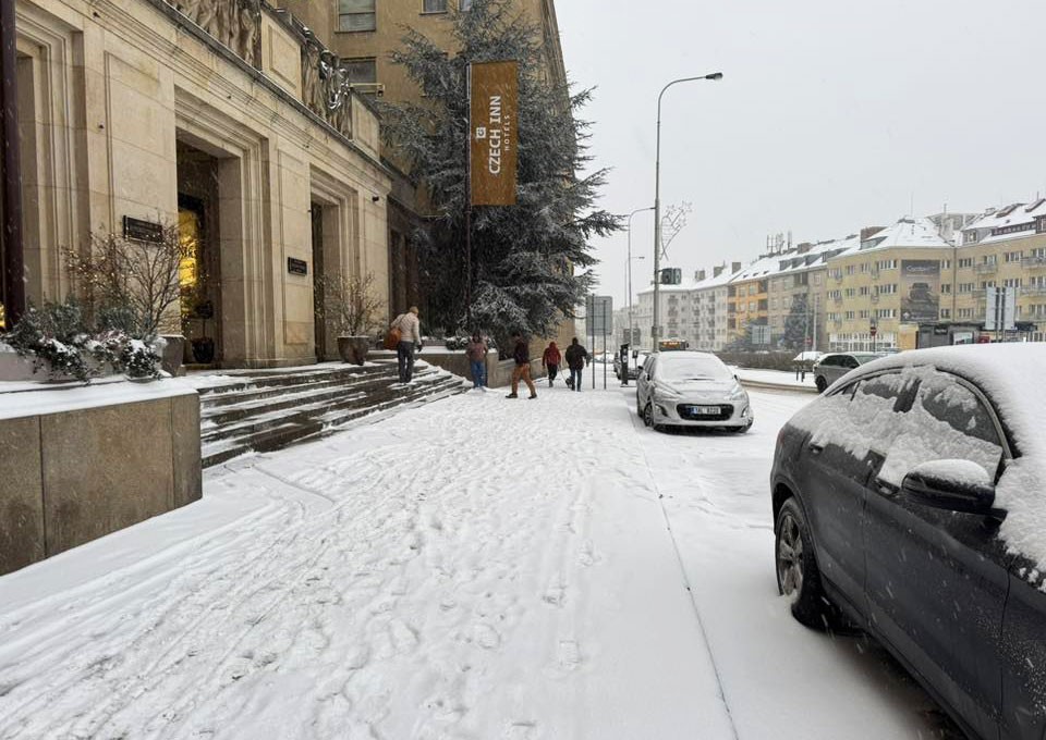 Сильные снегопады затруднили движение транспорта в Чехии