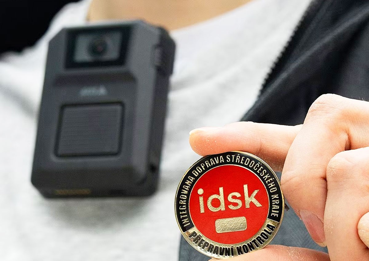 Контролеров в общественном транспорте Среднечешского края оснастили видеорегистраторами