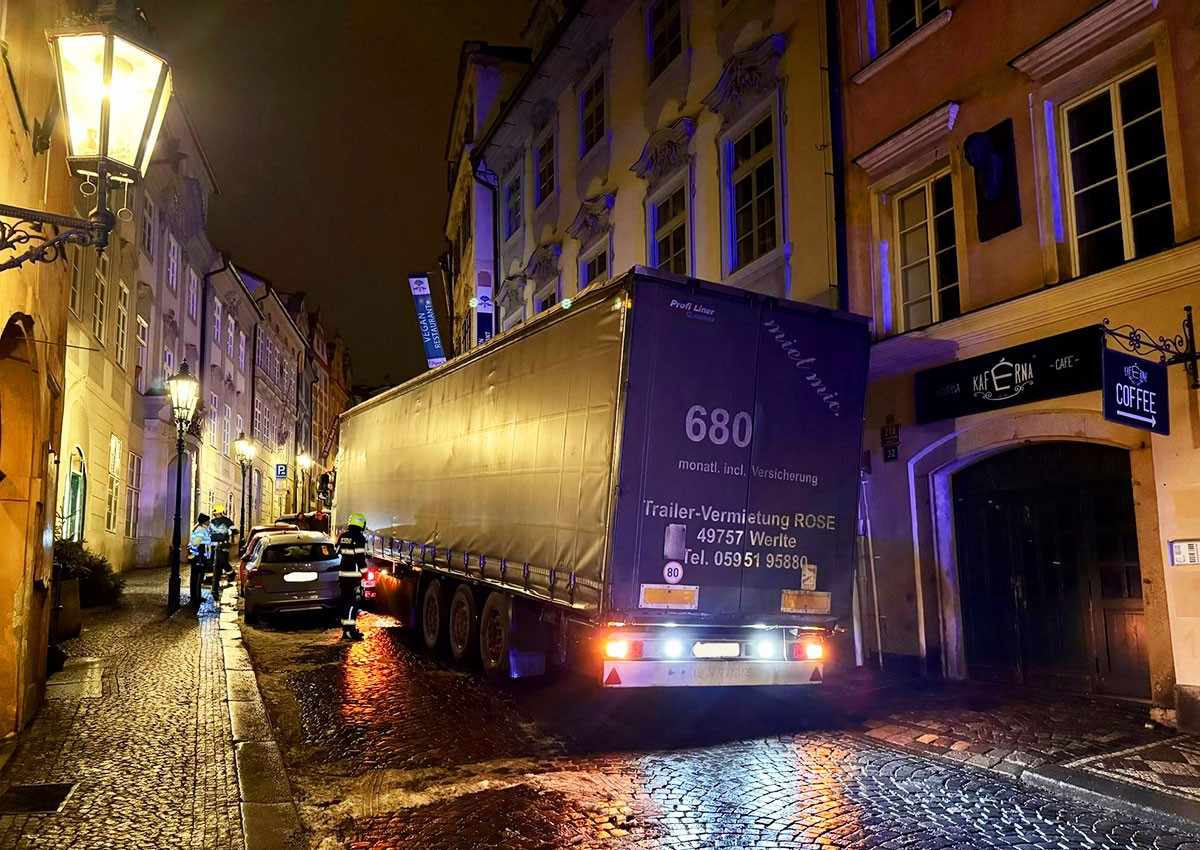 Навигатор завел водителя фуры в ловушку в центре Праги