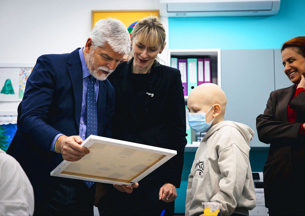 Президент Чехии посетил больницу в Украине