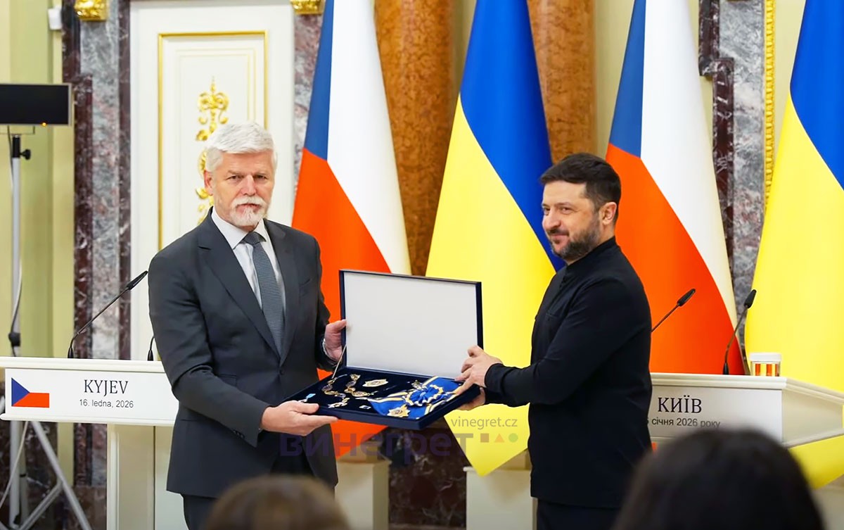 Зеленский наградил президента Чехии орденом за заслуги перед Украиной
