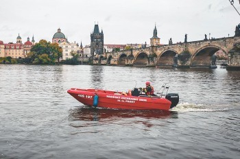 Иностранец спрыгнул с моста в центре Праги