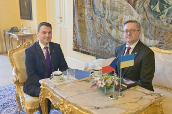 Глава МИД Чехии встретился с послом Украины на фоне скандала из-за Окамуры