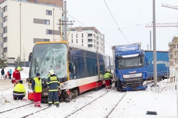 В Праге трамвай столкнулся с фурой
