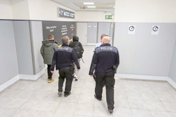 В аэропорту Праги задержали пятерых иностранцев с поддельными паспортами