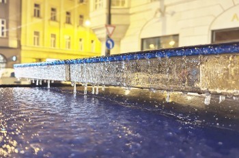 Ледяной дождь сковал Чехию. Не ходят поезда, проблемы в аэропорту и на дорогах