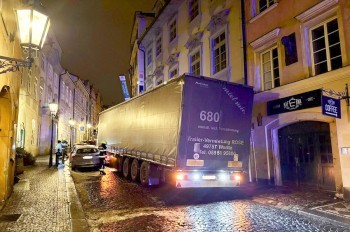 Навигатор завел водителя фуры в ловушку в центре Праги