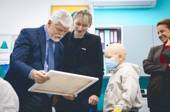 Президент Чехии посетил больницу в Украине