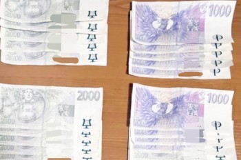 Жительница Чехии нашла на тротуаре разбросанные деньги