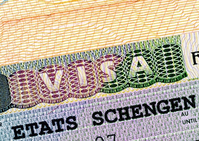 Расследование: как посредники на Украине зарабатывают на Visapoint