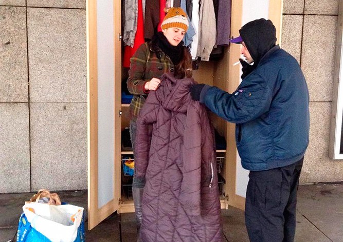 В центре Праги установили общественный шкаф с одеждой для бездомных