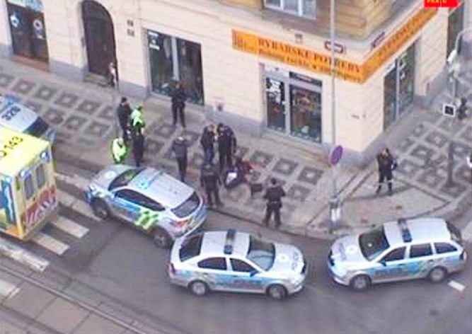 Мужчина открыл стрельбу у магазина в Праге 