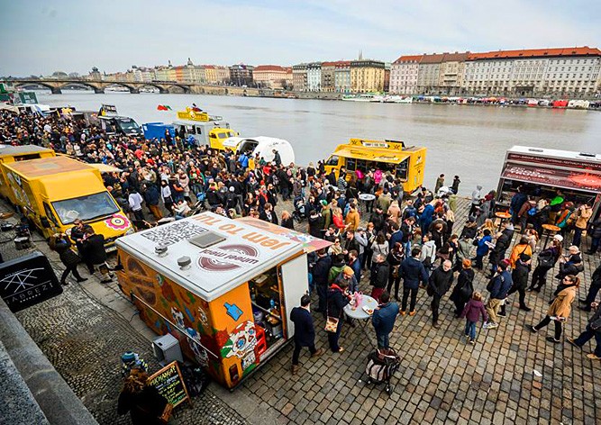В центре Праги пройдет фестиваль уличной еды Food Truck Show