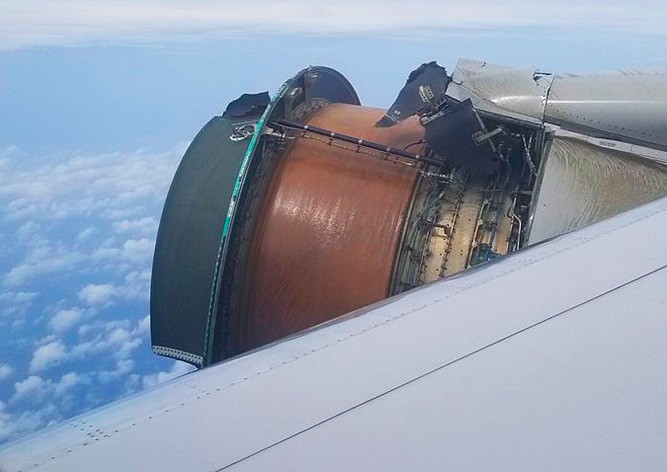 У пассажирского «Боинга» в полете развалился двигатель: видео