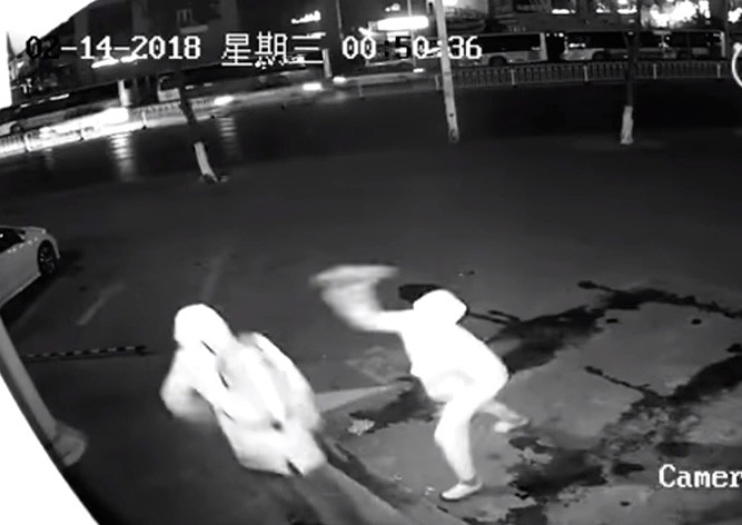 Горе-грабитель случайно «вырубил» сообщника кирпичом: видео