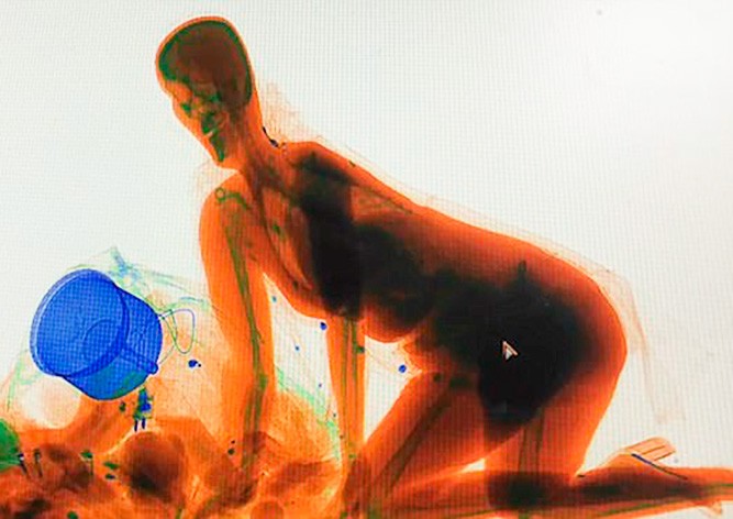 Недоверчивая пассажирка забралась в рентгеновский сканнер вместе с сумкой