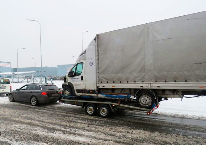 Иностранец в Чехии вез грузовик на прицепе легковушки
