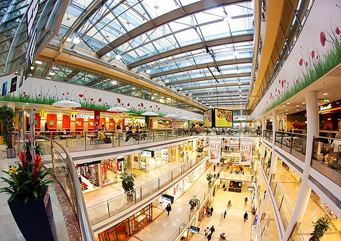 В пражском торговом центре насмерть разбился посетитель