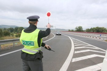 В Праге водитель ехал по встречке пьяным и без прав