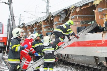 В Австрии «необъяснимым образом» столкнулись два пассажирских поезда