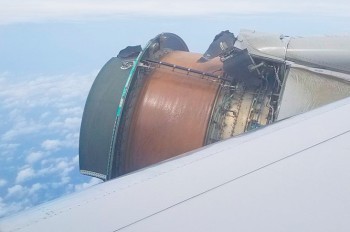 У пассажирского «Боинга» в полете развалился двигатель: видео