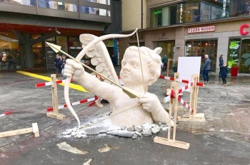 
В центре Праги из-под земли «вылез» Купидон: видео
