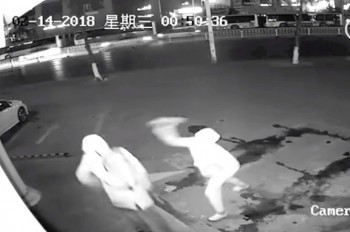 Горе-грабитель случайно «вырубил» сообщника кирпичом: видео