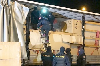 В Чехии задержали фуры с 35 нелегальными мигрантами