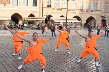 Шаолиньские монахи выступили на Староместской площади Праги: видео