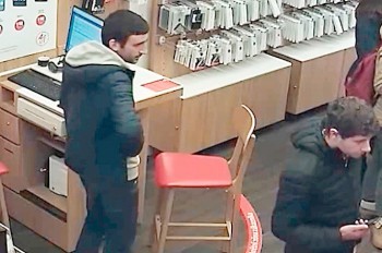 Кража денег из кассы пражского магазина попала на видео