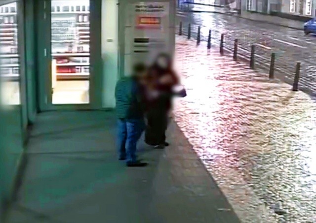 В Праге женоненавистник избил двух незнакомых девушек на улице: видео