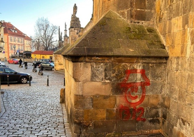 В Праге вандалы разрисовали Карлов мост